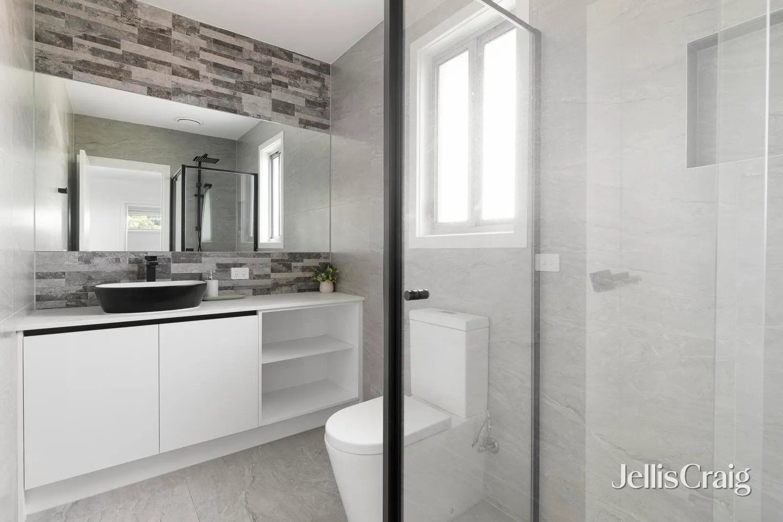 66 Hubert Avenue bathroom
